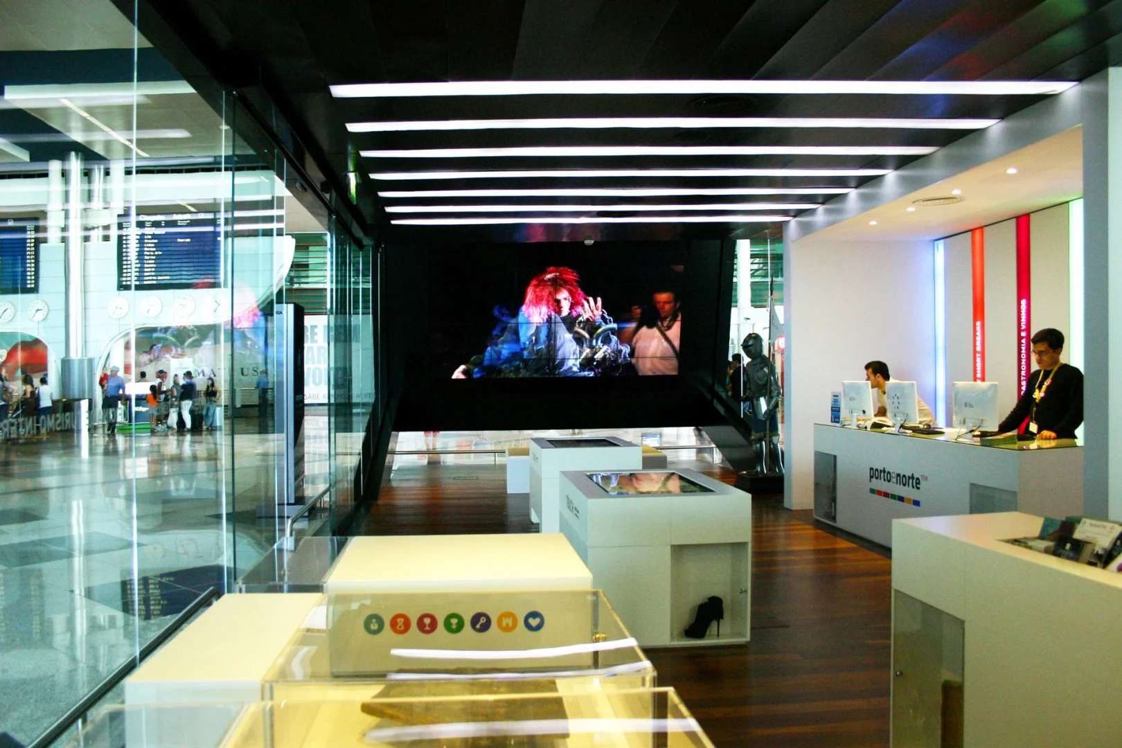 Porto e Norte tourism counter with staff and interactive screens.